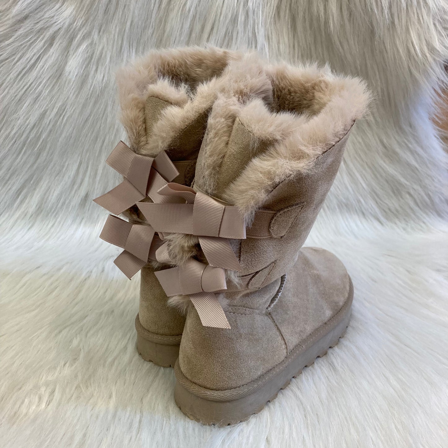 Beige fur-lined suede ankle boot