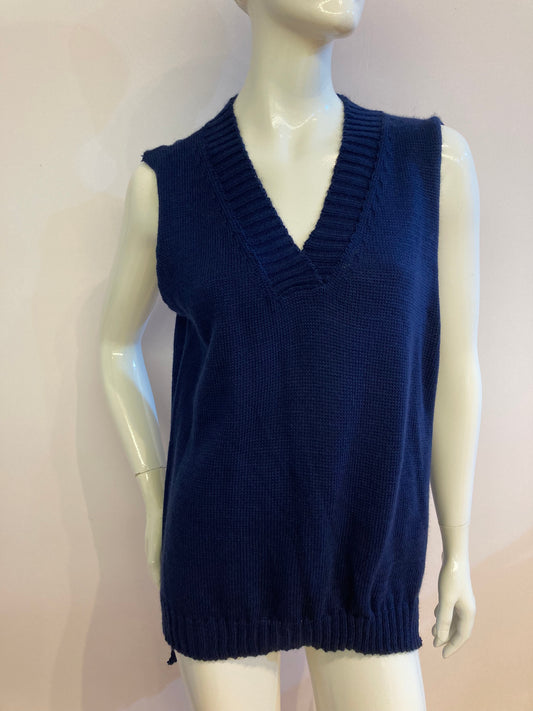 Sleeveless navy sweater in braided knit and v-neck
