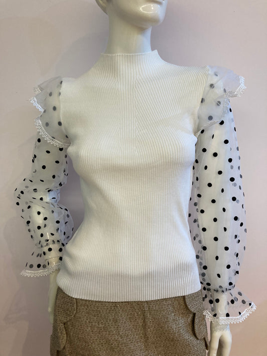 White ribbed sweater with puff sleeves in plumetis tulle