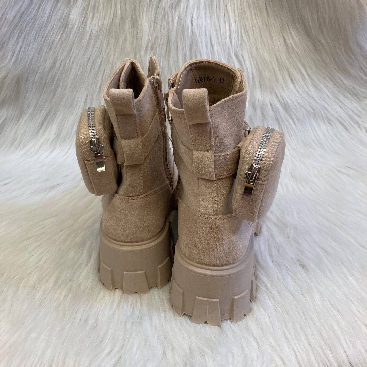 Beige suede ankle boot with pocket