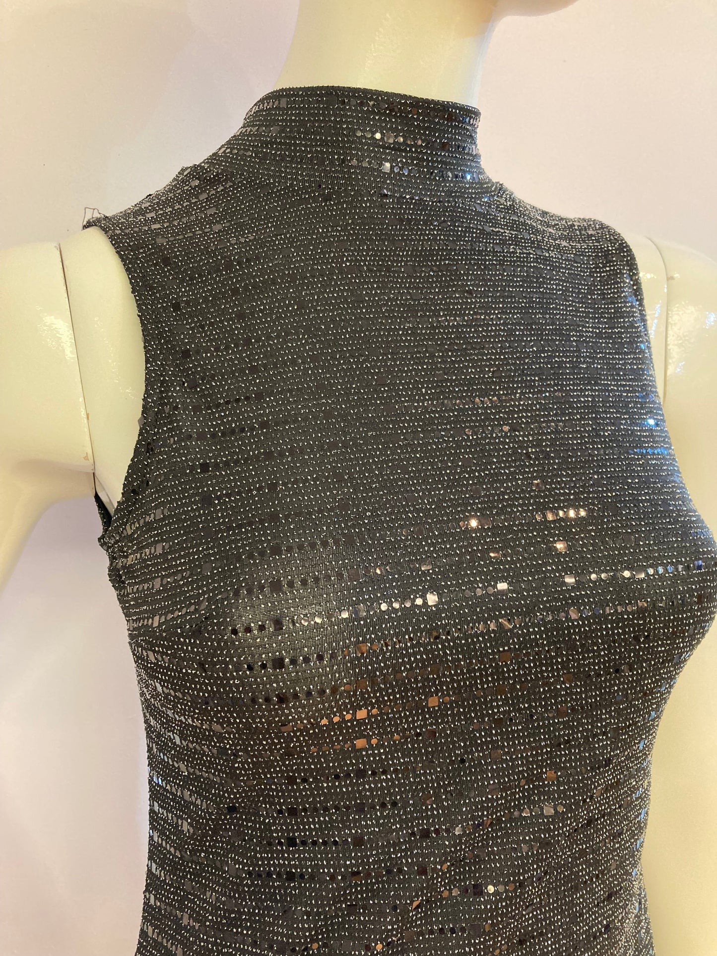 Black cocktail dress with sequins and sleeveless high neck.