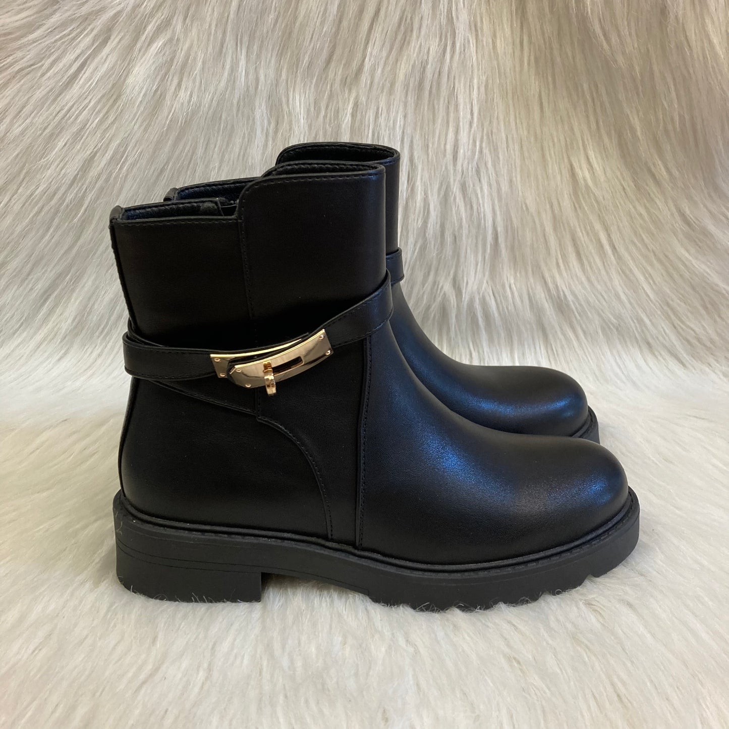 Black ankle boot with accessory