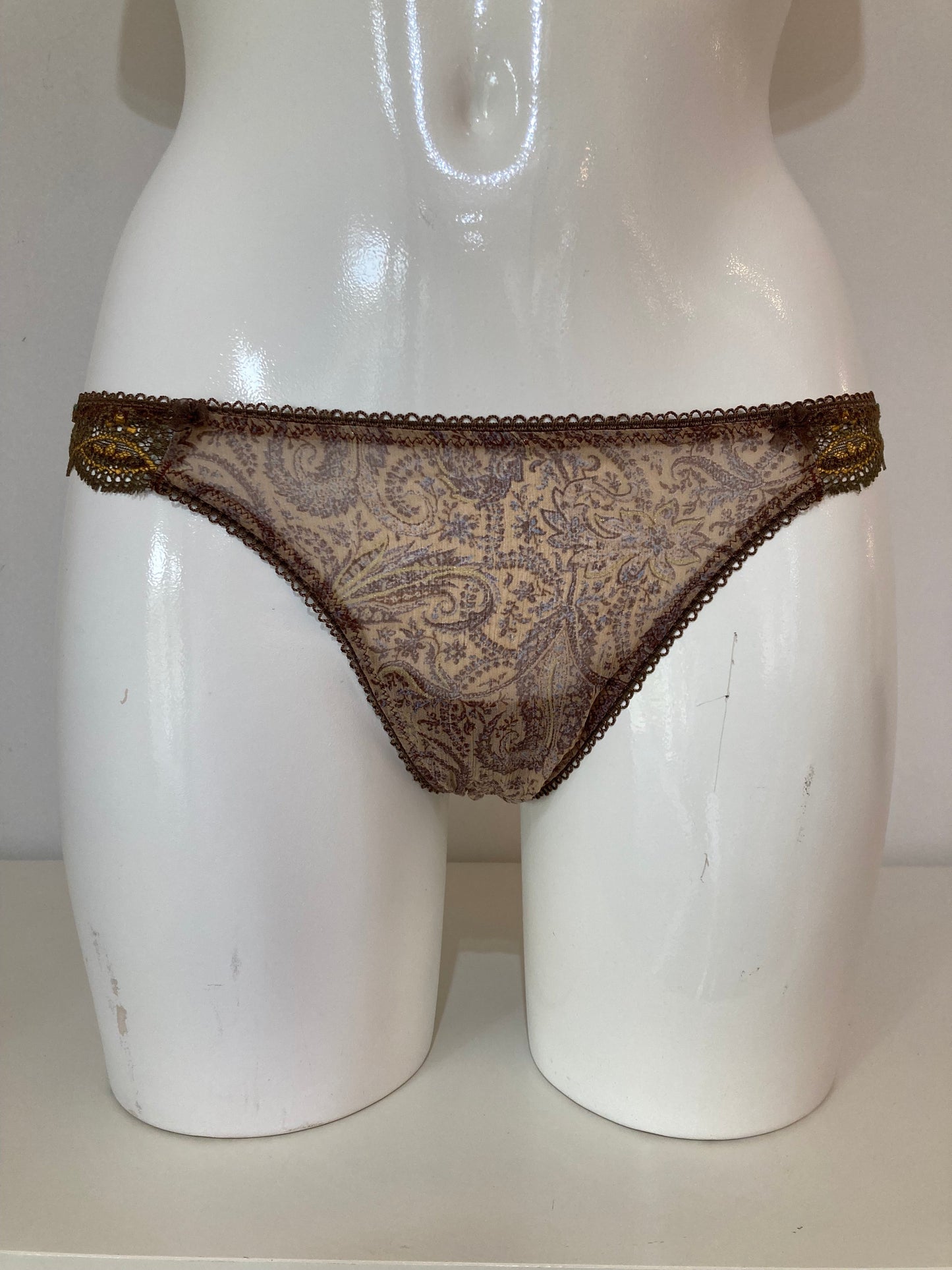 Bruine bloemen string π