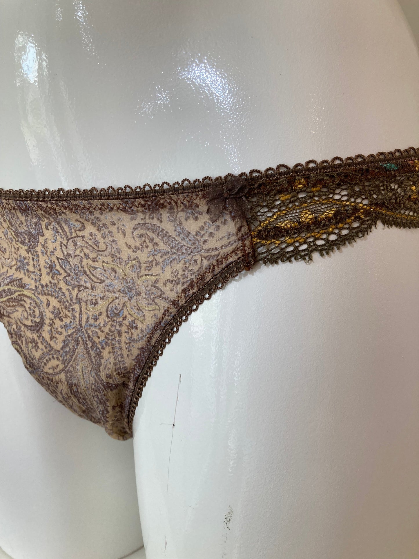 Bruine bloemen string π