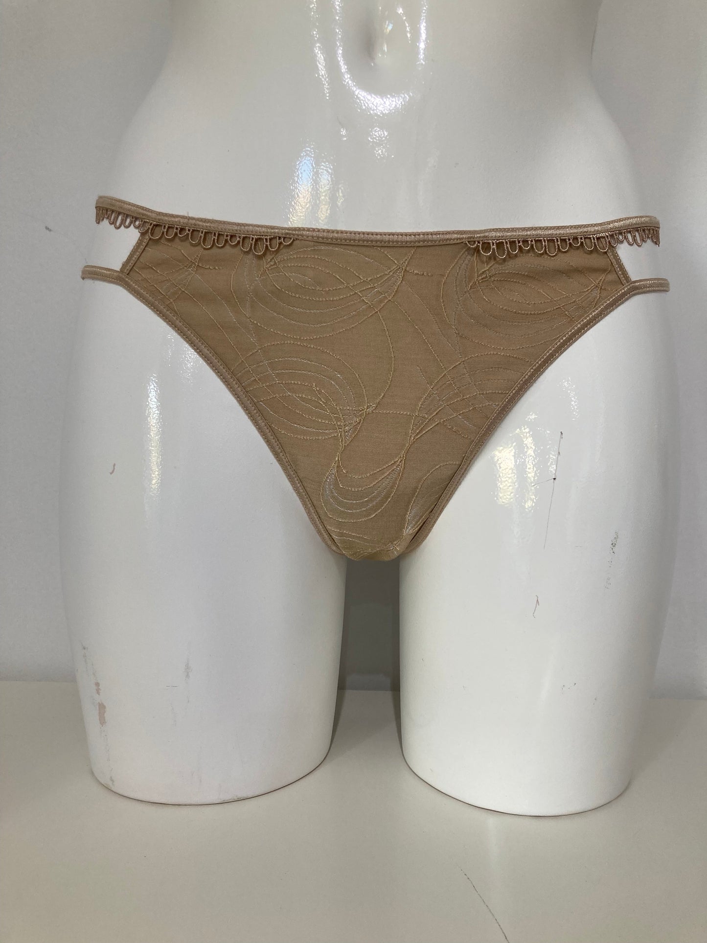 String beige π