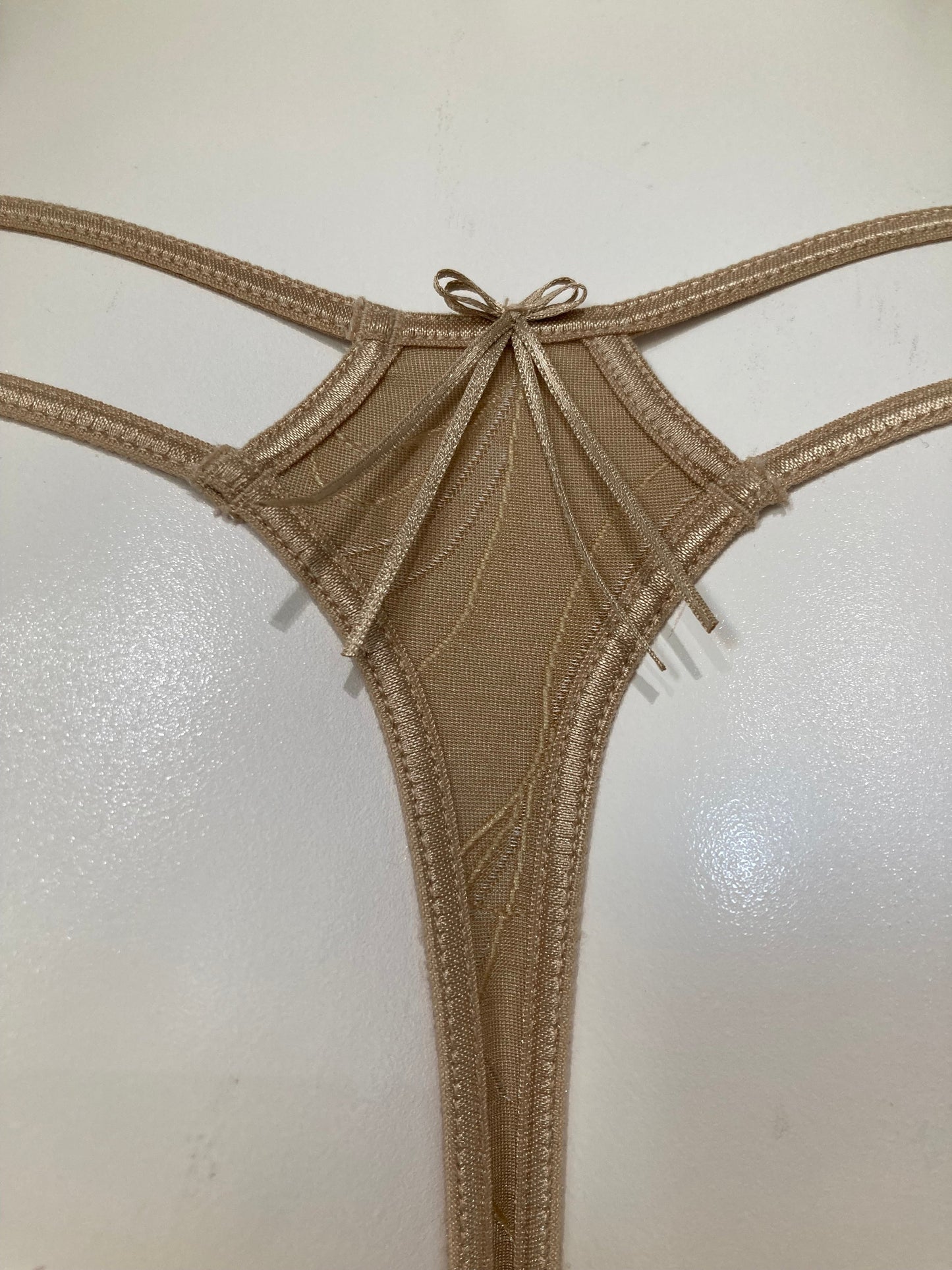 String beige π