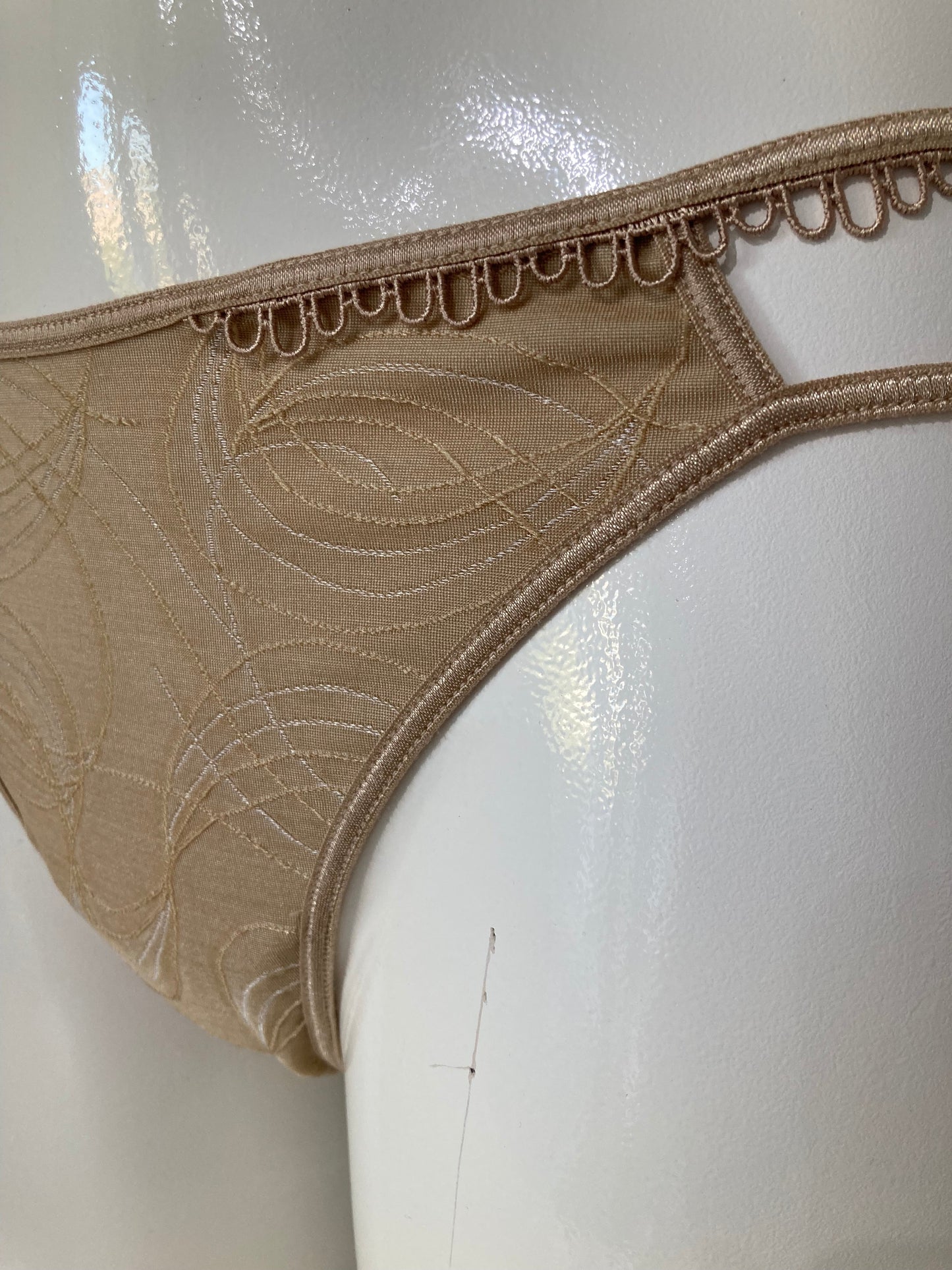 String beige π