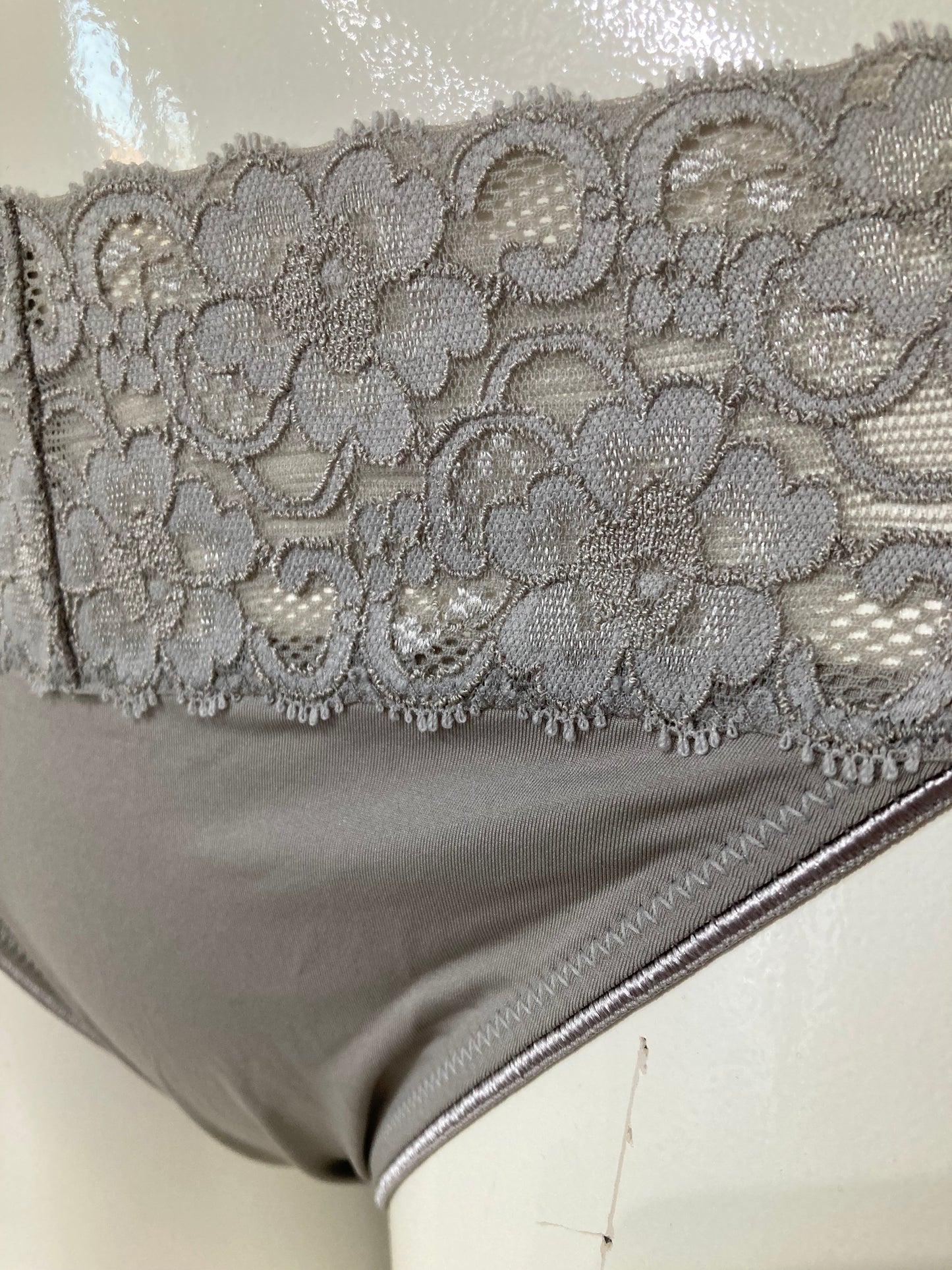 Ostara Mini brief π