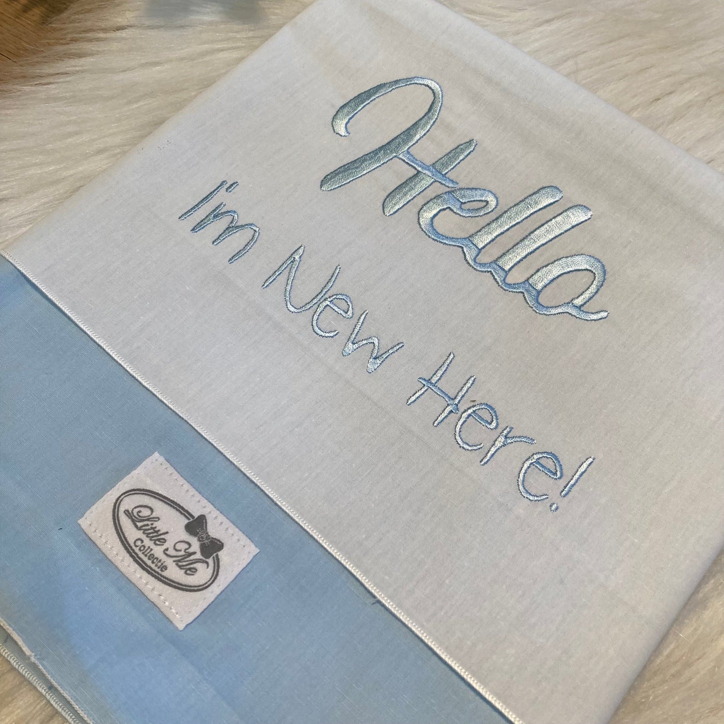 Laken "Hello I'm new here!" Classic love lichtblauw