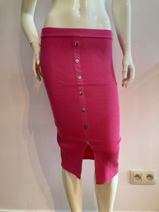 Fuchsia ribbed knit buttoned at the front
