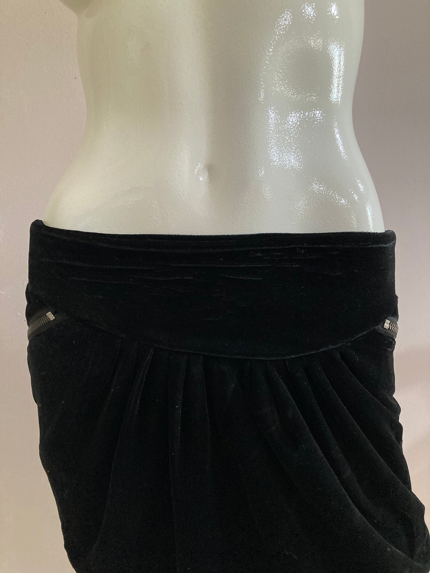 Black velvet mini skirt with pockets and lining