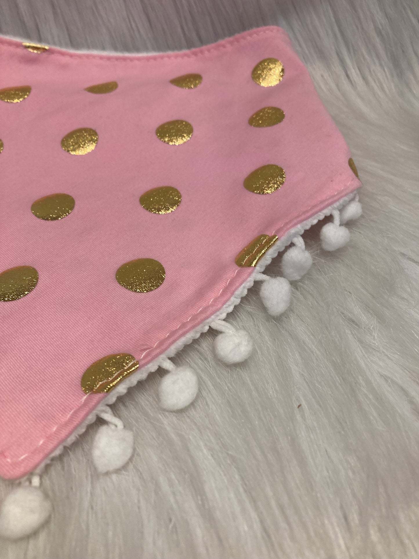 Bandana roze met gouden bollen.