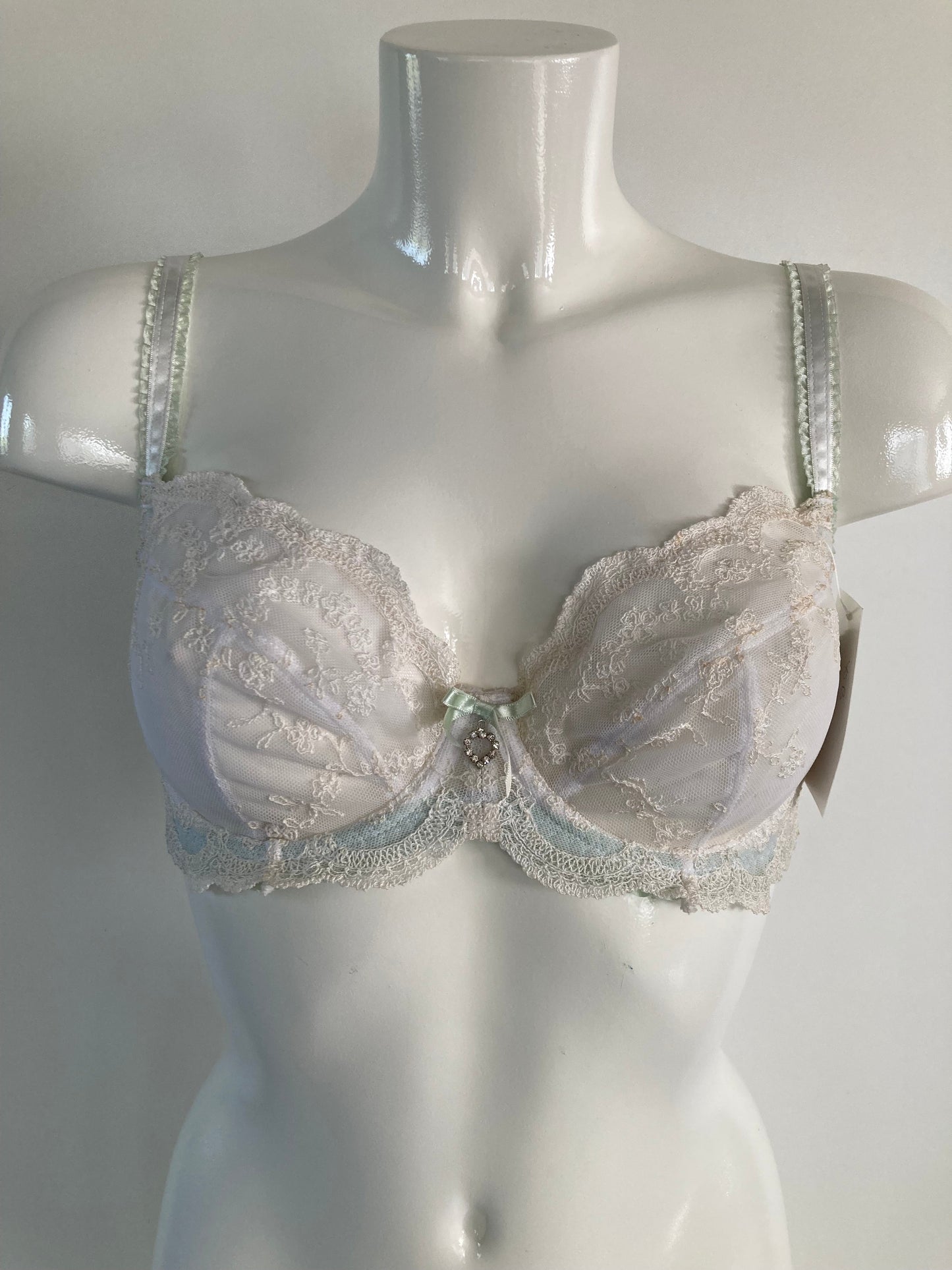 Broderie bra π