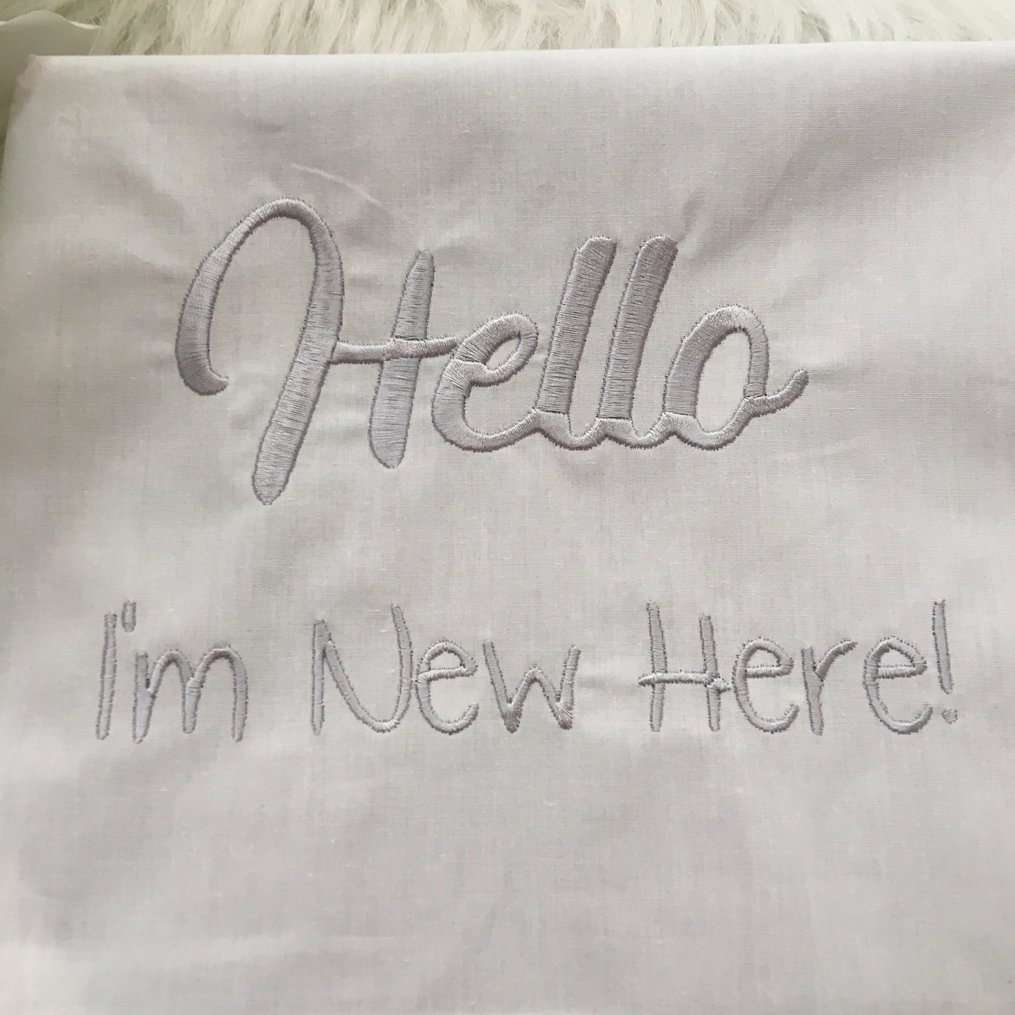 Laken Basic grijs Hello I'm new Here!(70x100cm)