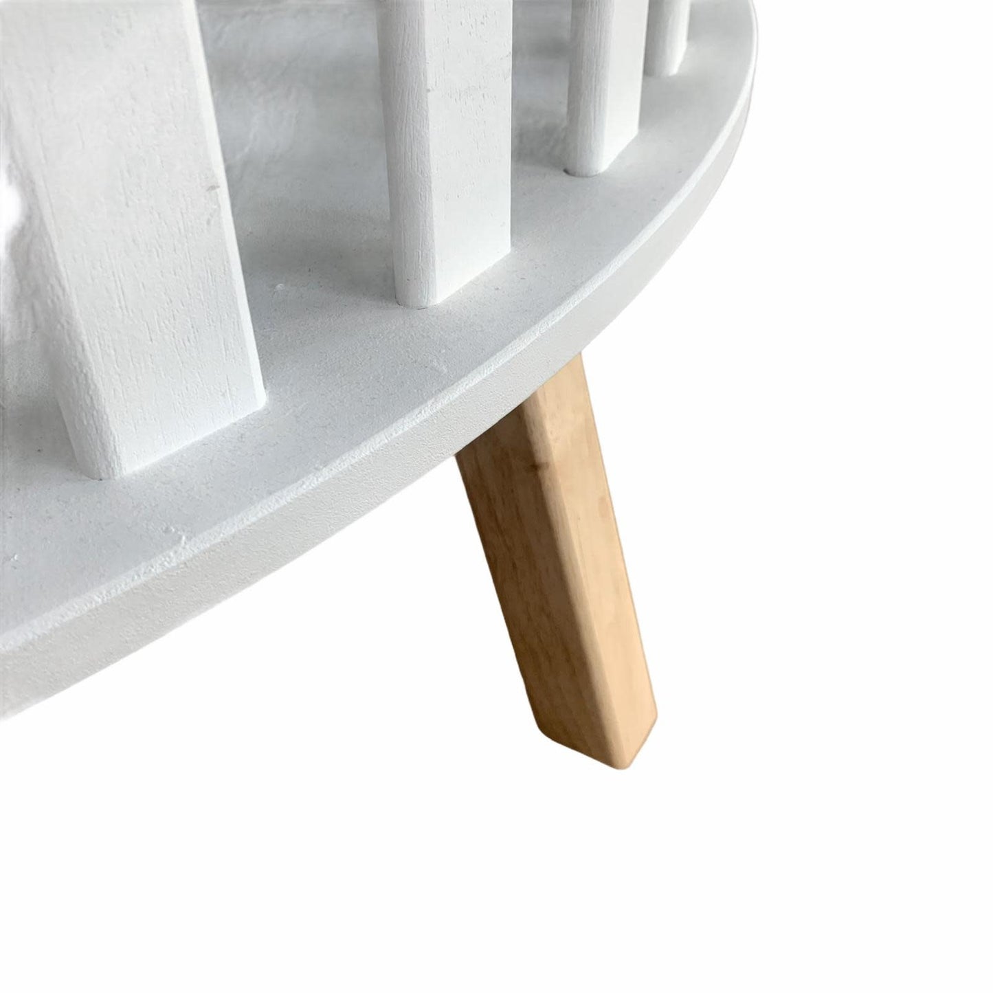 Rond parkje wit met houten pootjes