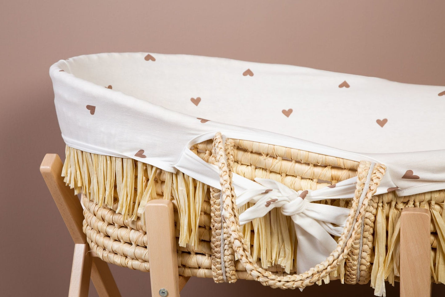 Moses Mand + Handvaten + Matras - Zacht Maïsschil + Raffia - Naturel + Jersey Bekleding Hearts