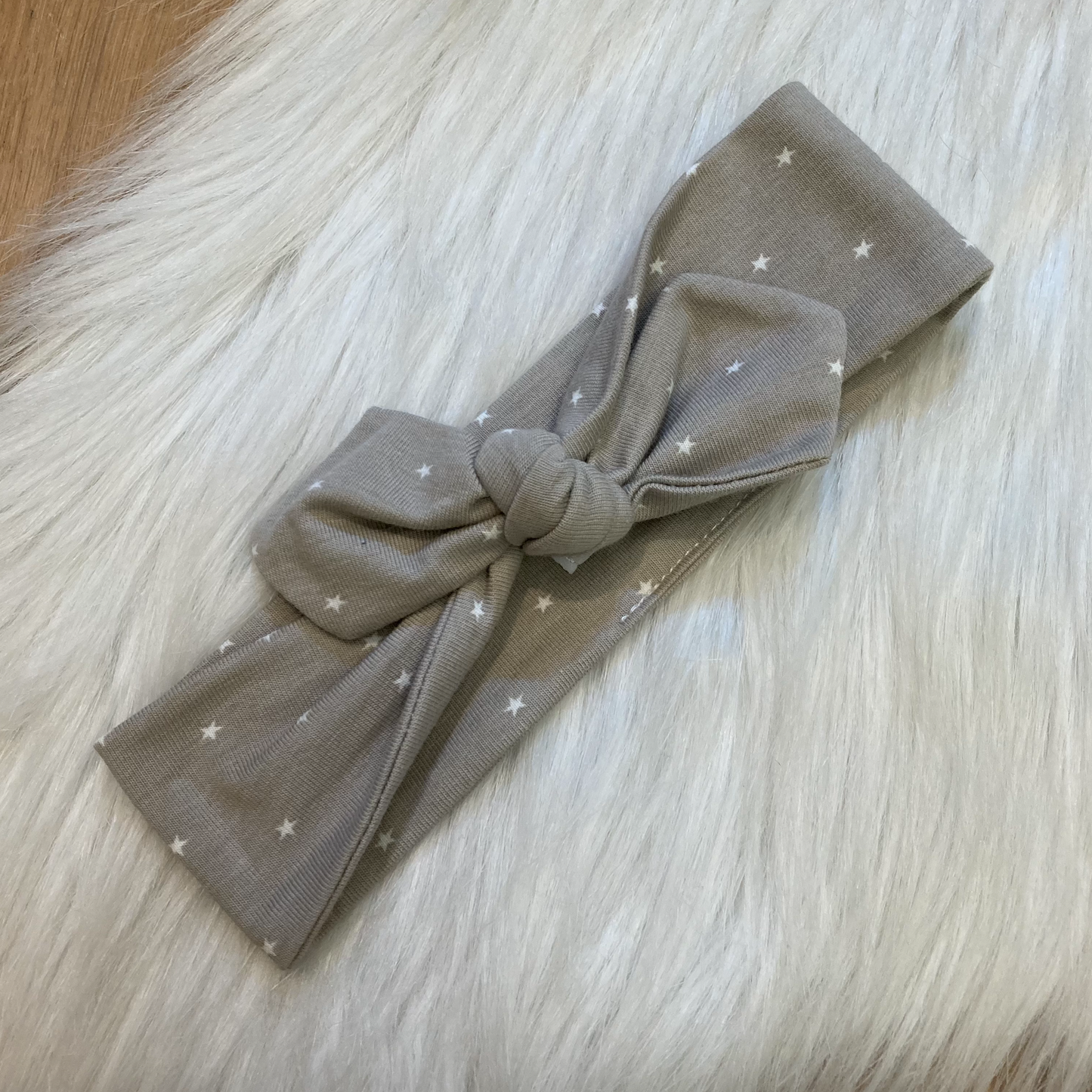 Haarlintje beige met witte sterren