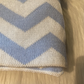Deken 100x150cm Chevron Blue/Off white 💸
