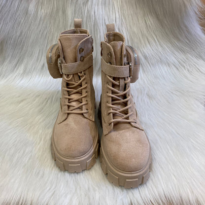 Beige suede ankle boot with pocket
