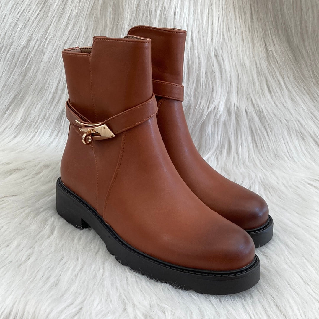 Camel ankle boot with accessory