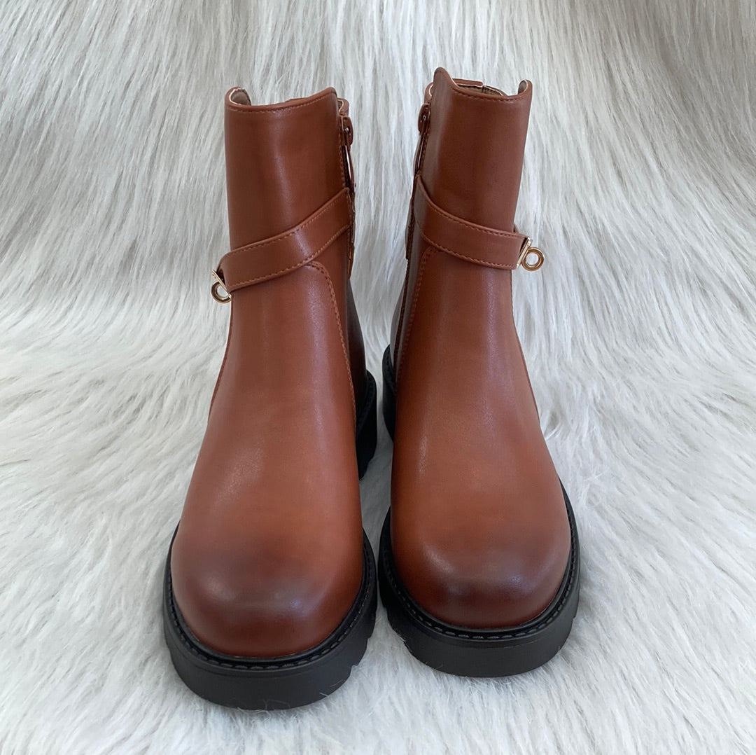Camel ankle boot with accessory