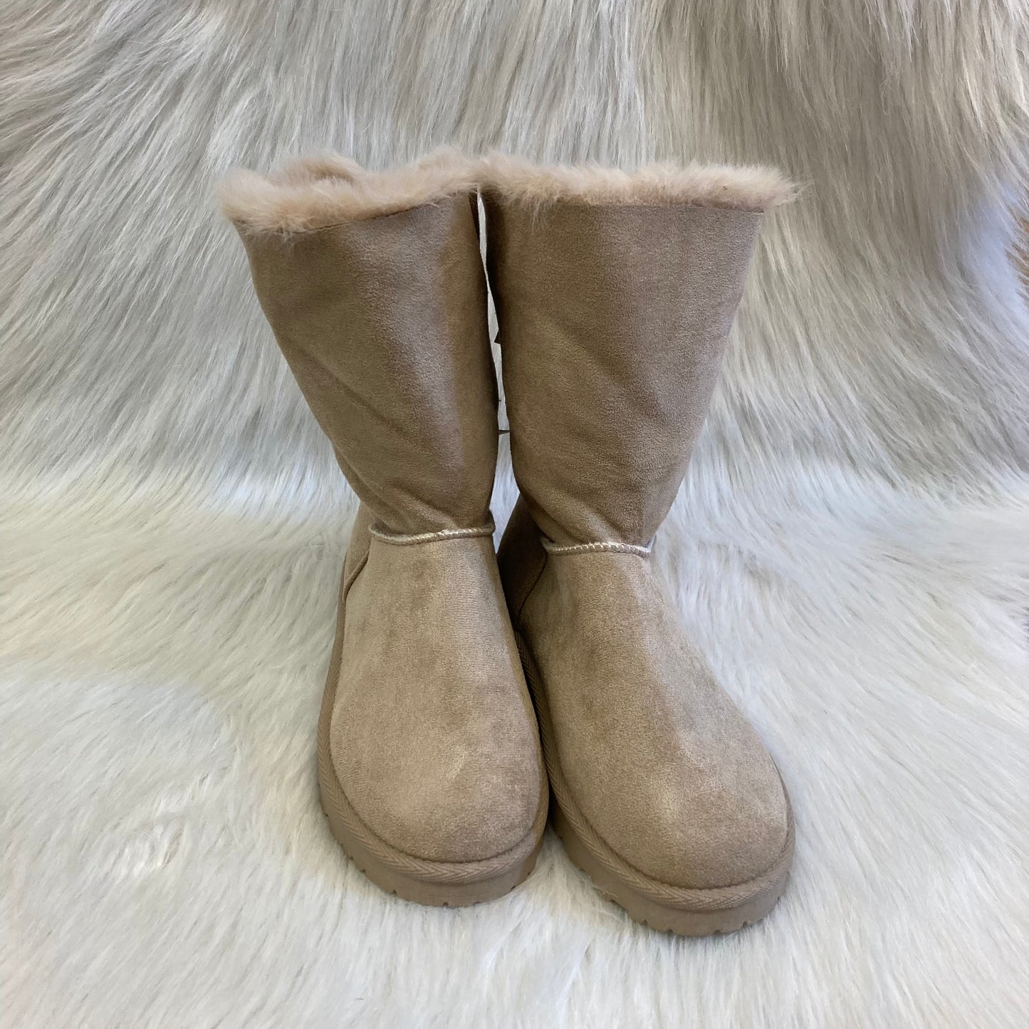 Beige fur-lined suede ankle boot