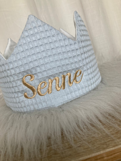 Warm wafel verjaardagskroon met naam | Gepersonaliseerde | Sky Blue