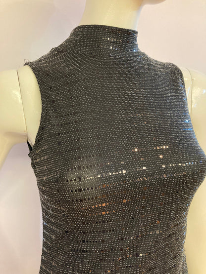 Black cocktail dress with sequins and sleeveless high neck.