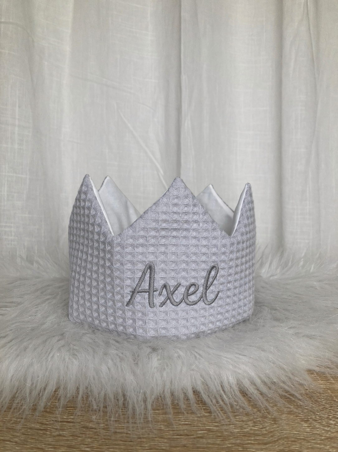 Warm wafel verjaardagskroon met naam | Gepersonaliseerde | Misty grey