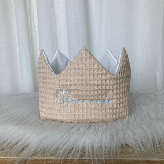 Warm wafel verjaardagskroon met naam | Gepersonaliseerde | Warm Sand