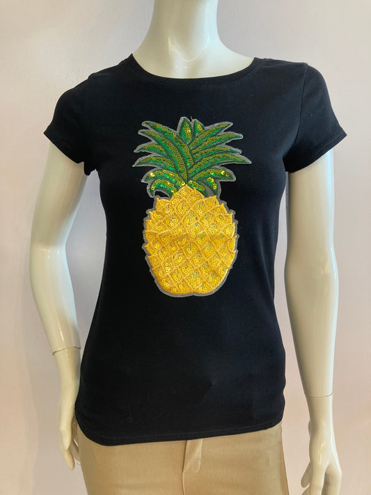 Black t-shirt with pineapple pattern in sequins