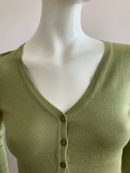 Short cardigan in green with lace pattern on the back