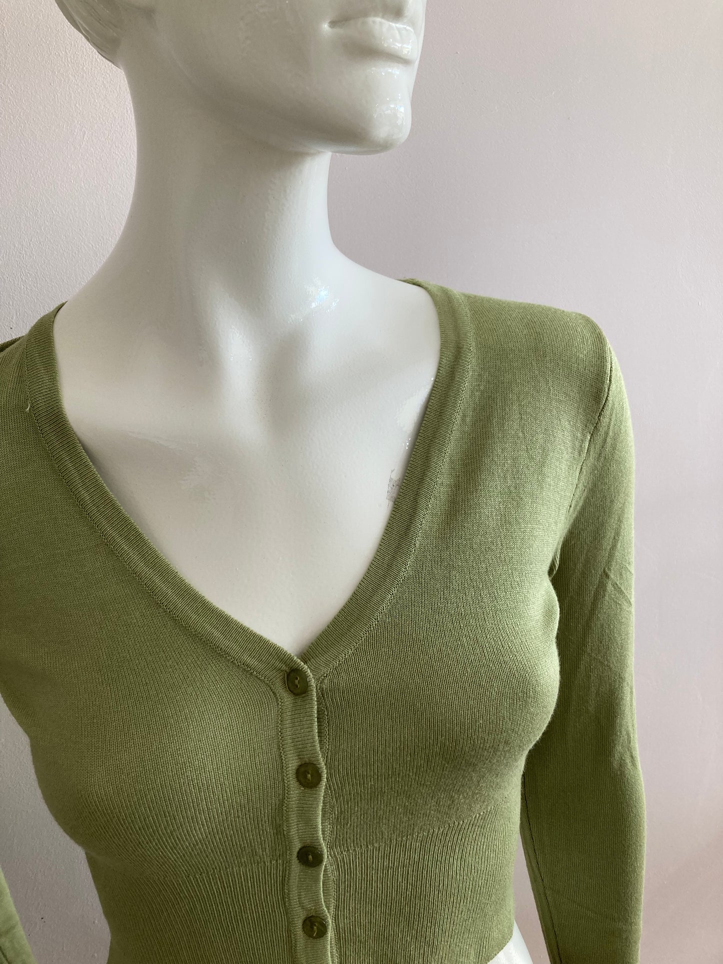 Short cardigan in green with lace pattern on the back