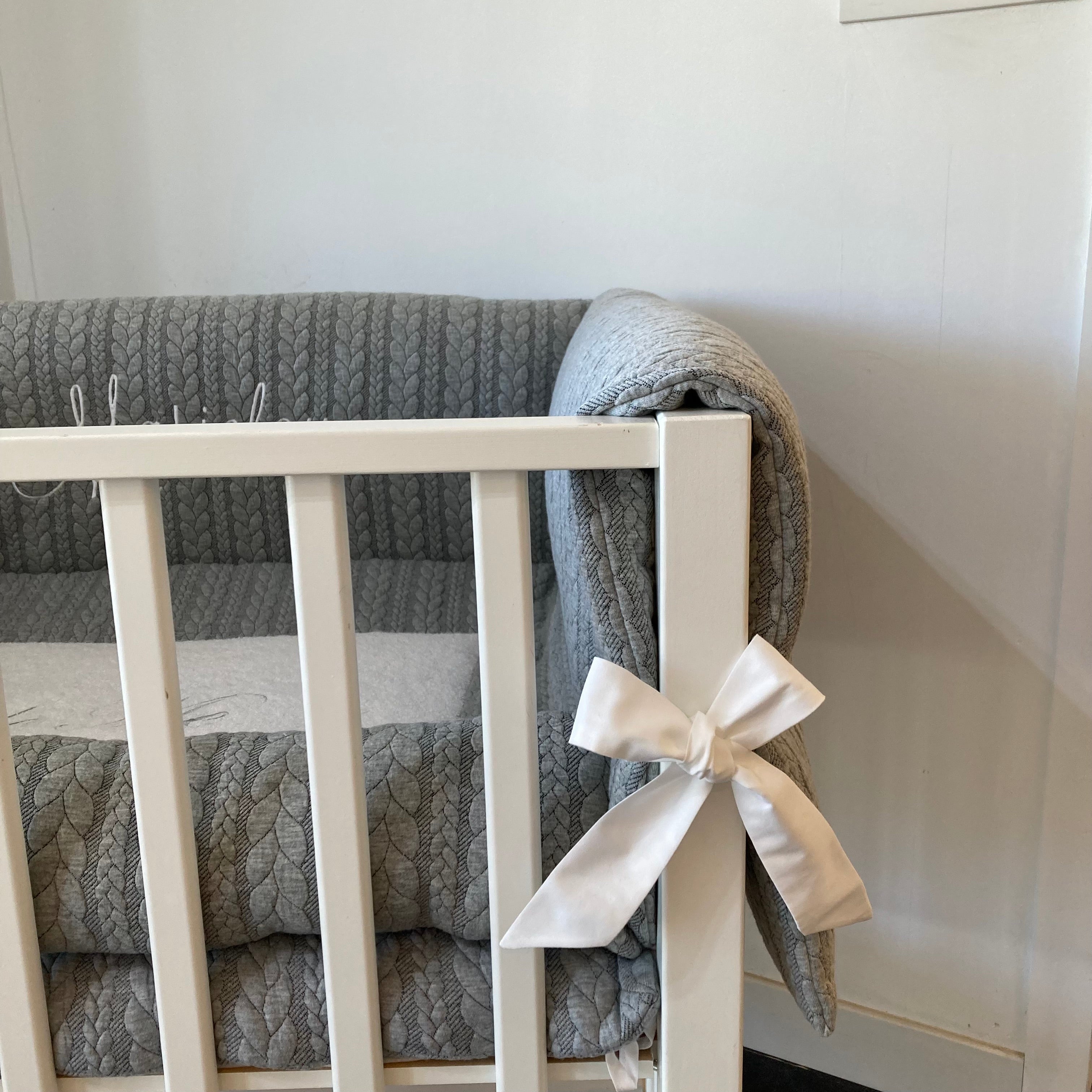 Parkomranding met overslag 3 kanten met rolkussen + parkinlegger Jacquard kable grijs