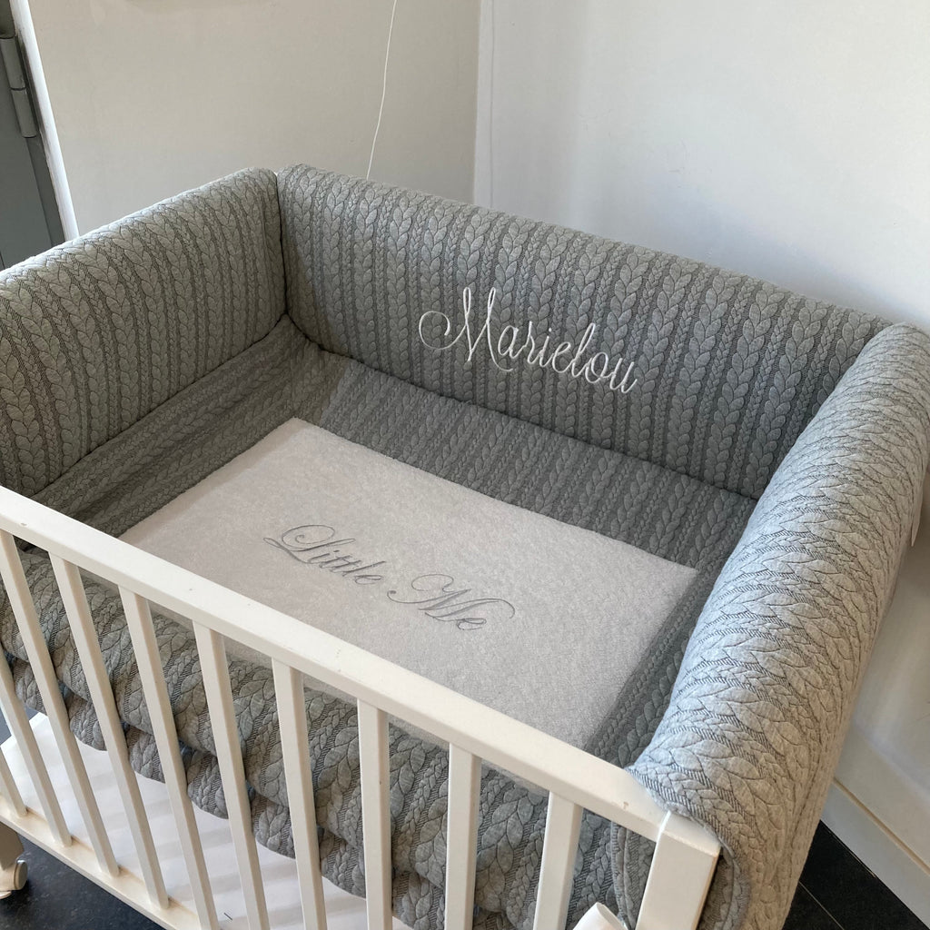 Parkomranding met overslag 3 kanten met rolkussen + parkinlegger Jacquard kable grijs