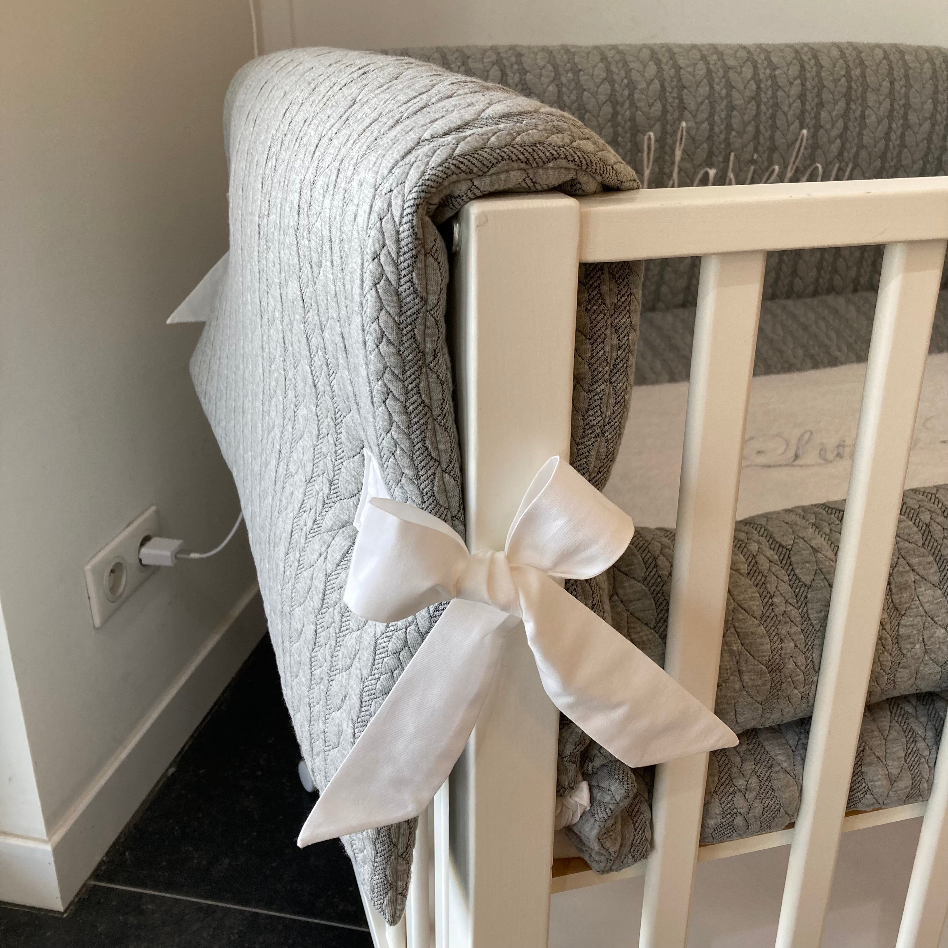 Parkomranding met overslag 3 kanten met rolkussen + parkinlegger Jacquard kable grijs