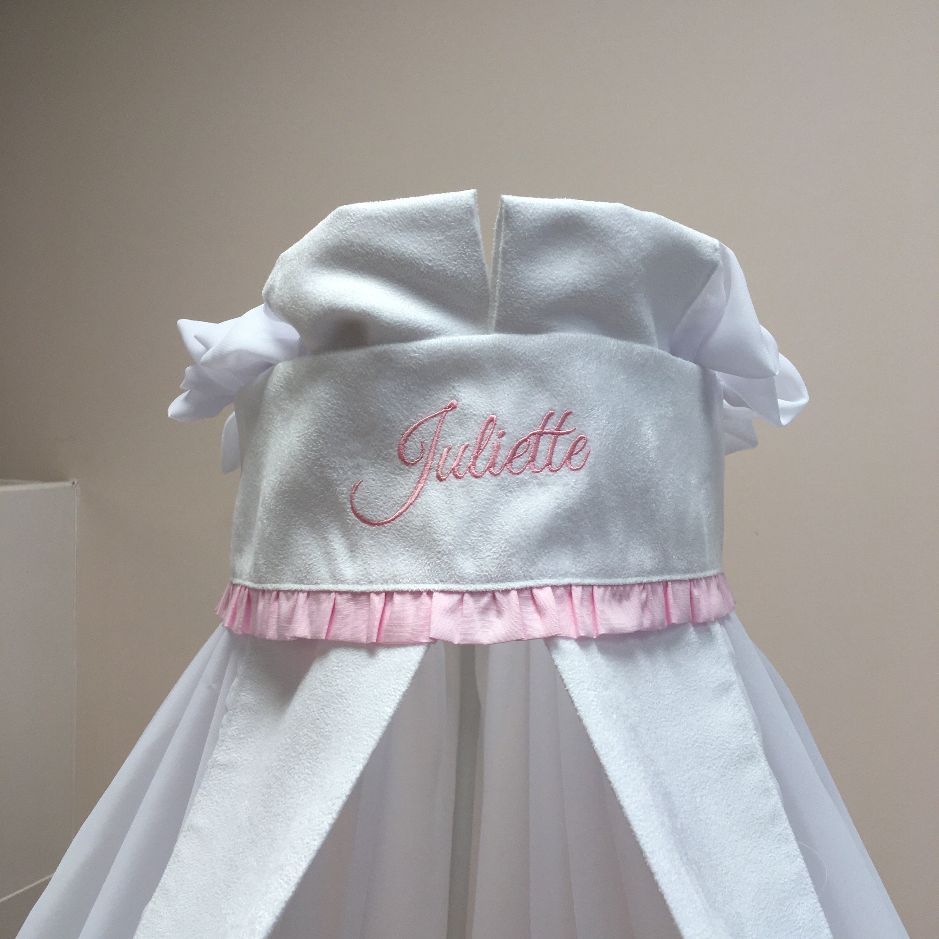 Parkomranding met overslag + inlegger + hemel wit suede met lichtroze frangne