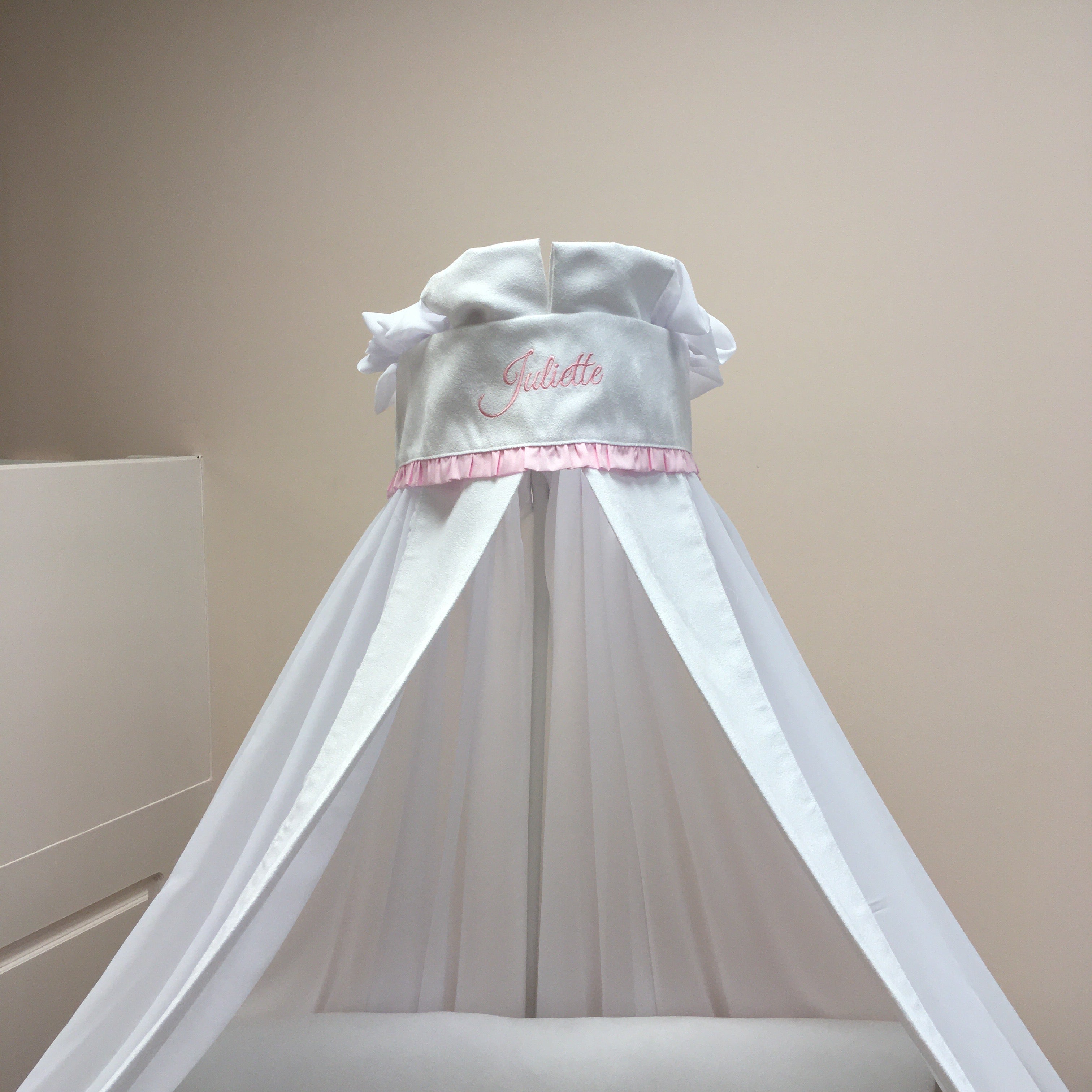 Parkomranding met overslag + inlegger + hemel wit suede met lichtroze frangne