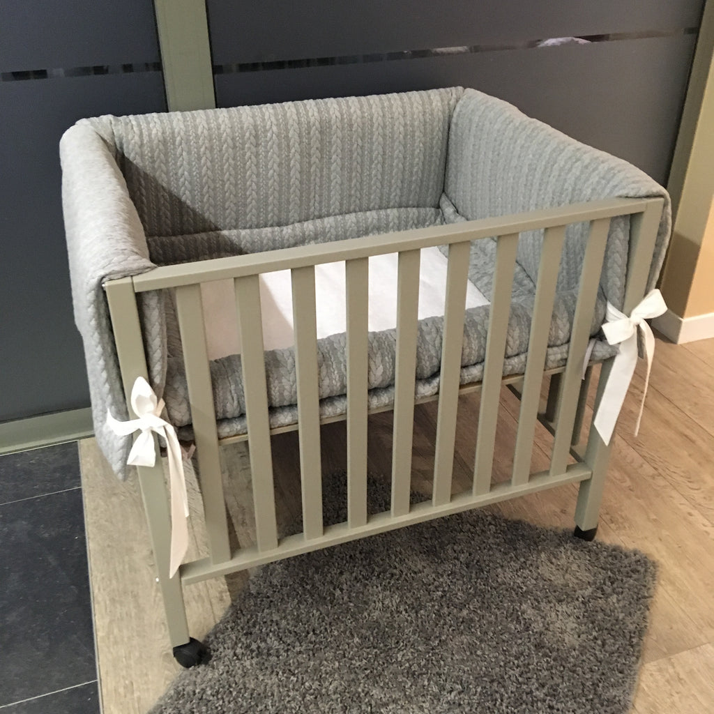 Parkomranding met overslag 3 kanten met rolkussen + parkinlegger Jacquard kable grijs