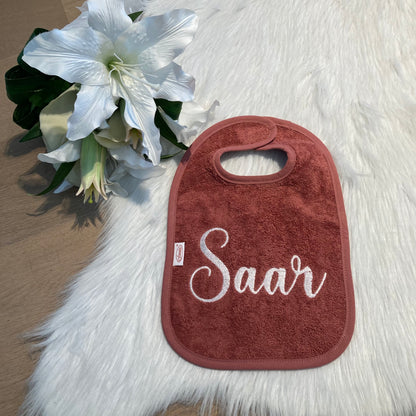 Slab met naam | Gepersonaliseerde baby slab katoen | Terracotta Rust
