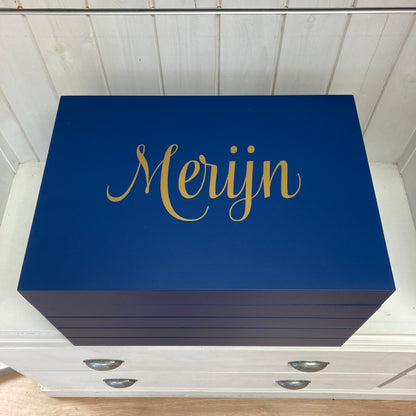 Gepersonaliseerde Speelkoffer met Lijnen marine blauw – Opbergkoffer voor Kinderen & Doopsuiker
