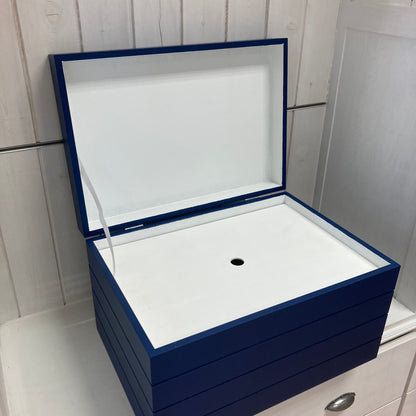 Gepersonaliseerde Speelkoffer met Lijnen marine blauw – Opbergkoffer voor Kinderen & Doopsuiker