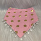 Bandana roze met gouden bollen.