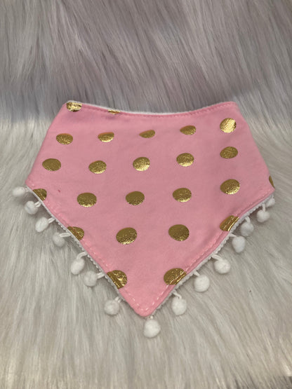Bandana roze met gouden bollen.