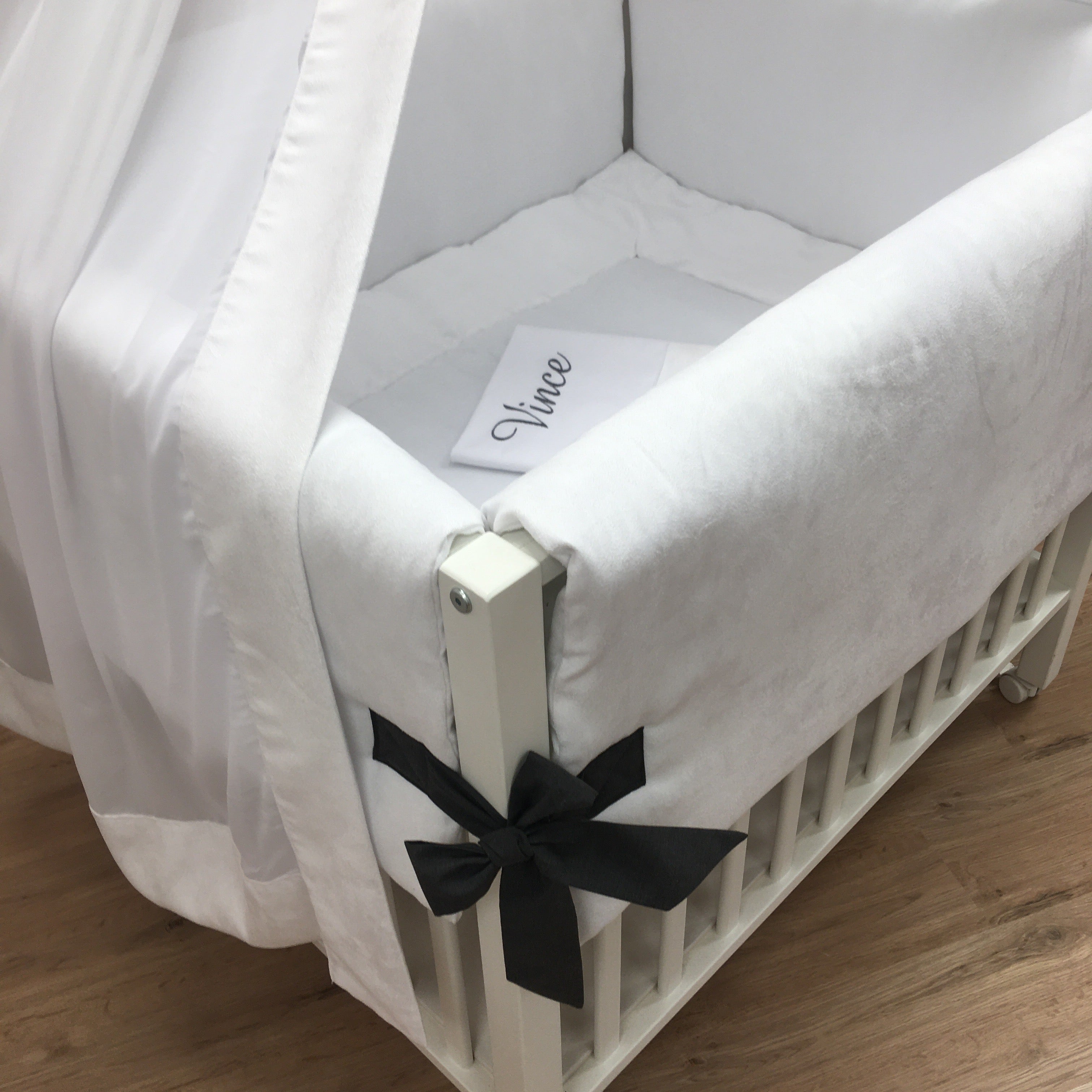 Parkomranding met overslag + inlegger + hemel wit suede