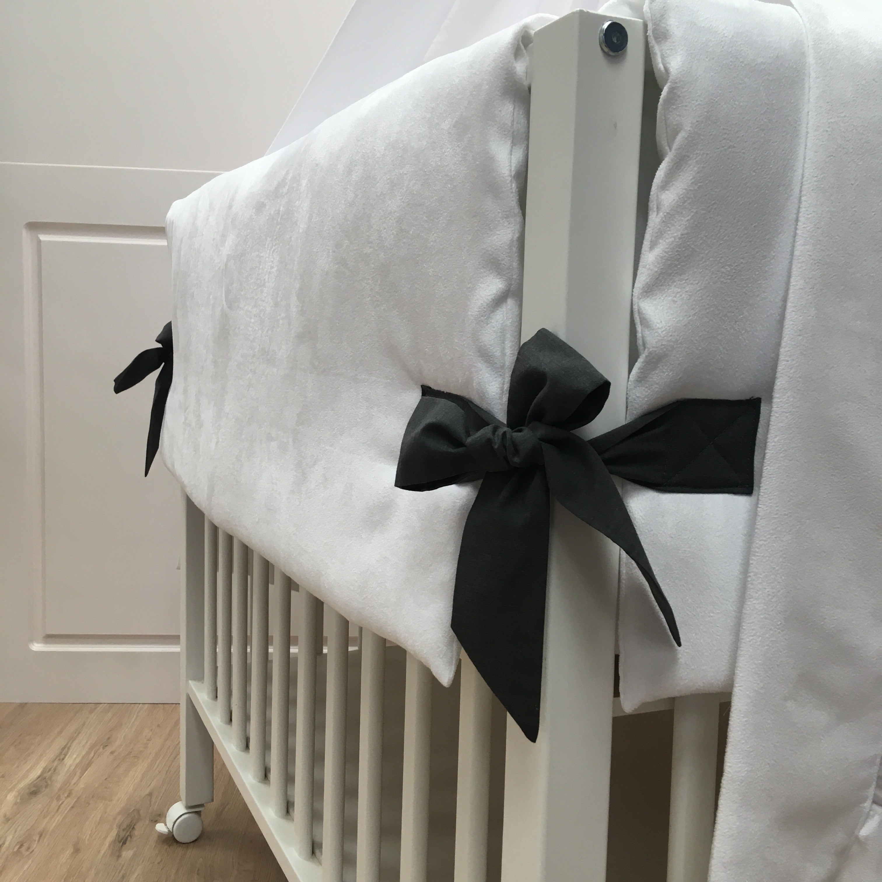 Parkomranding met overslag + inlegger + hemel wit suede