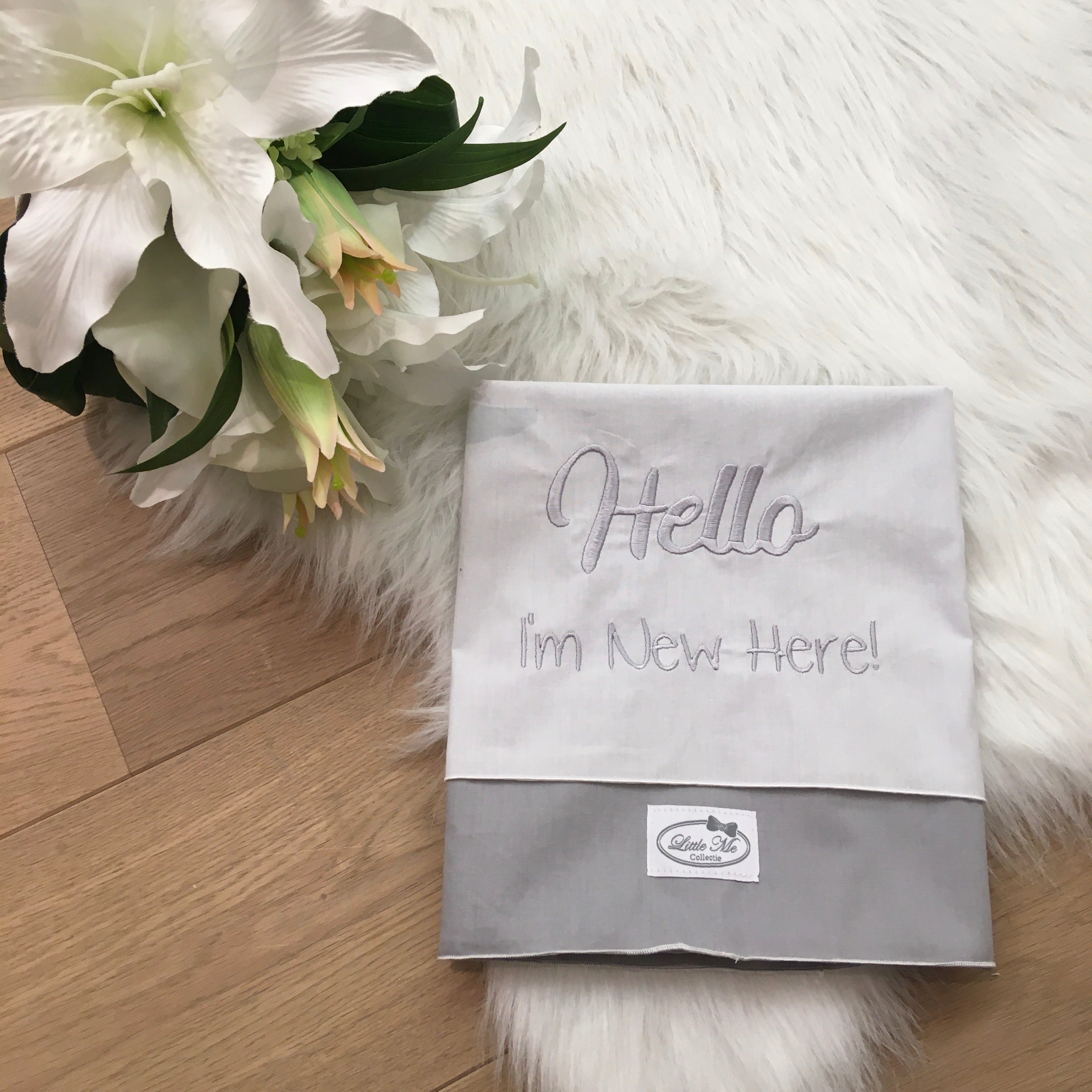 Laken Basic grijs Hello I'm new Here!(70x100cm)