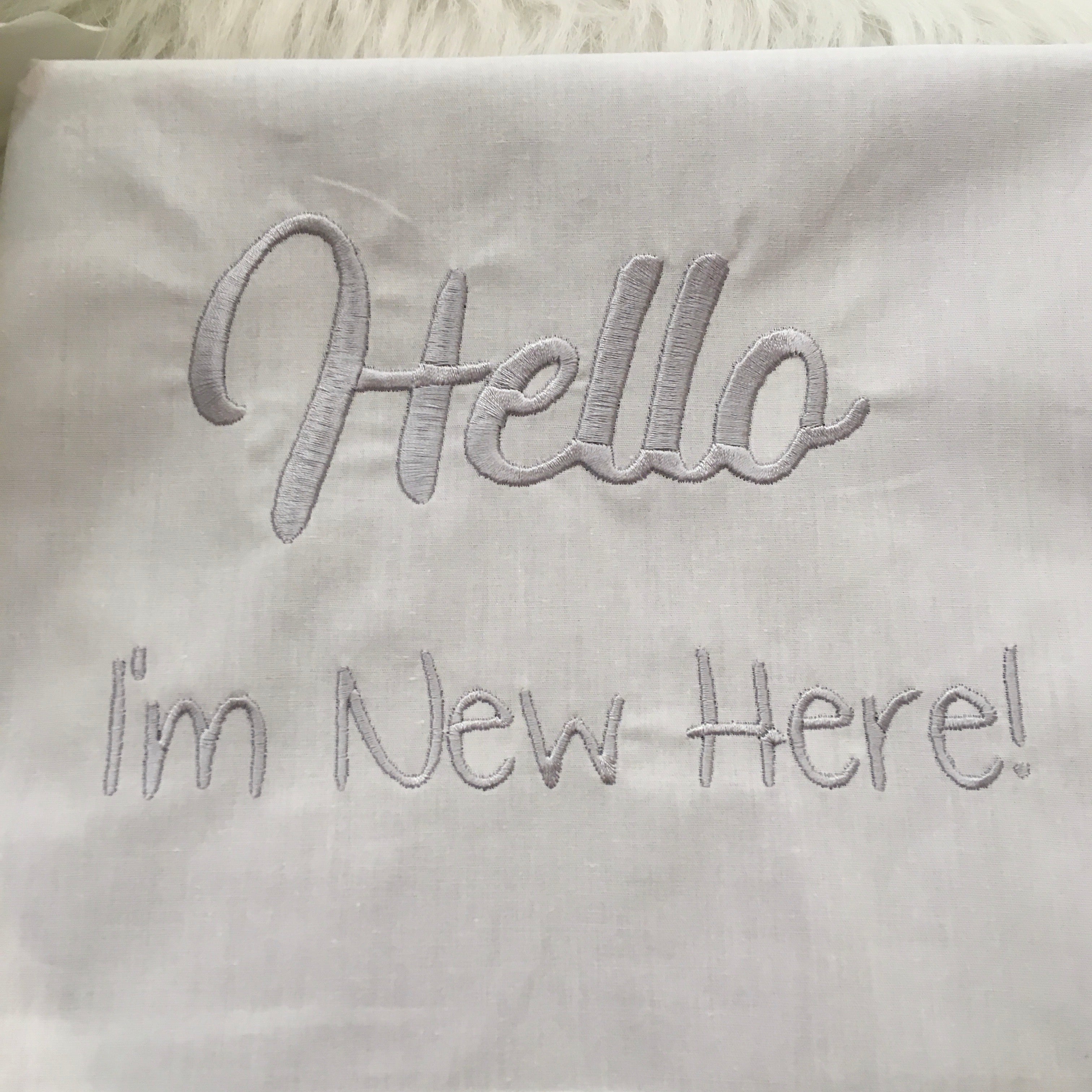 Laken Basic grijs Hello I'm new Here!(70x100cm)