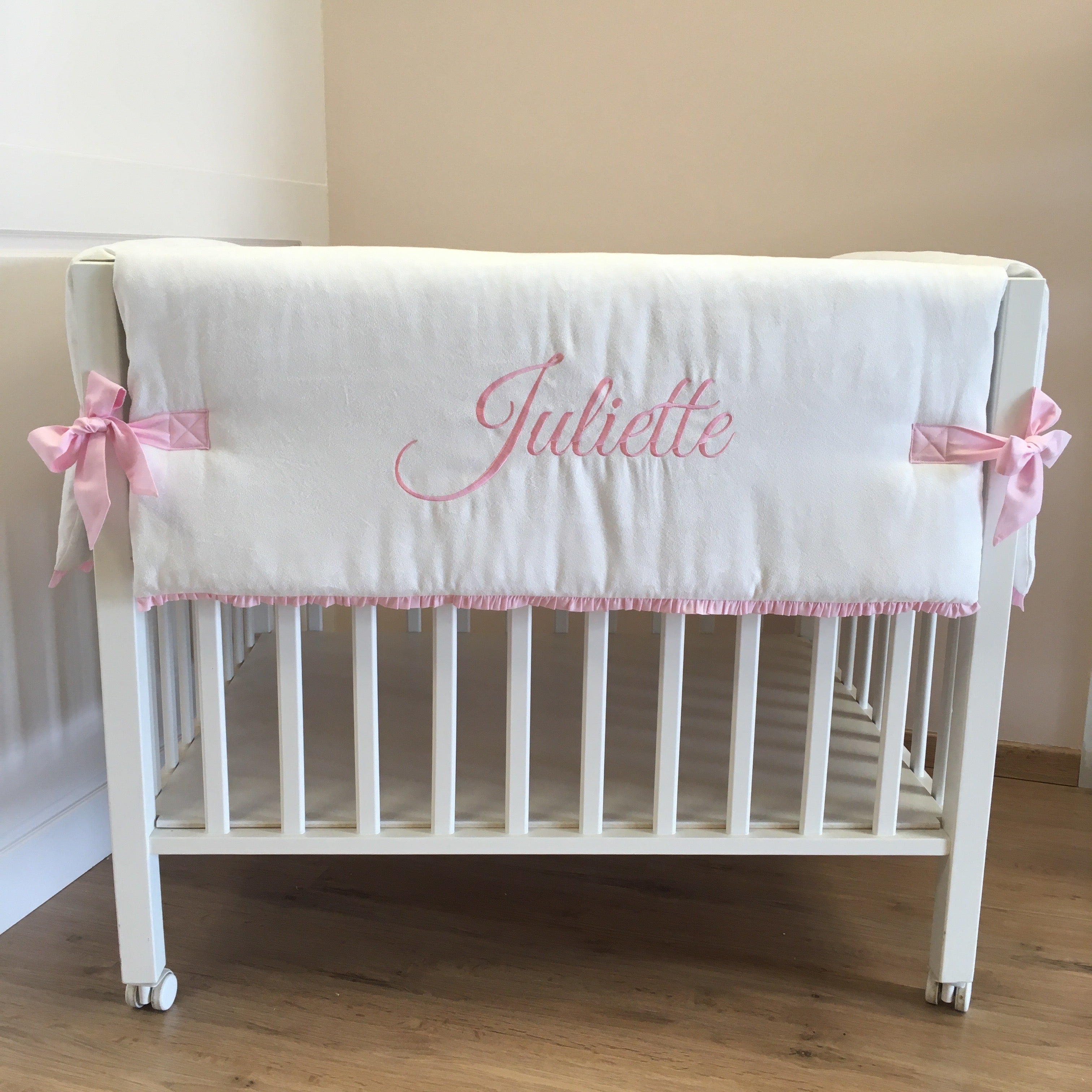 Parkomranding met overslag + inlegger + hemel wit suede met lichtroze frangne